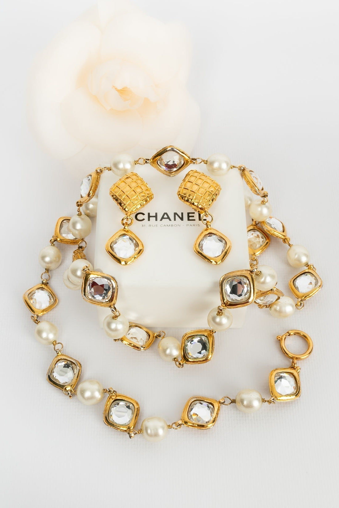 Parure perl?©e et strass?©e Chanel