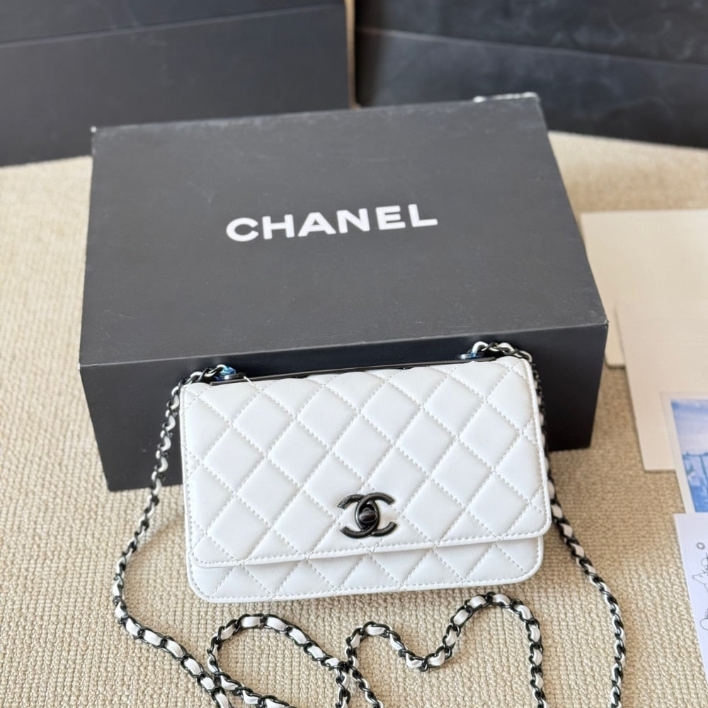CC WALLET ON CHAIN WHITE togo/epsom/calf skin/cowhide/caviar 19CM