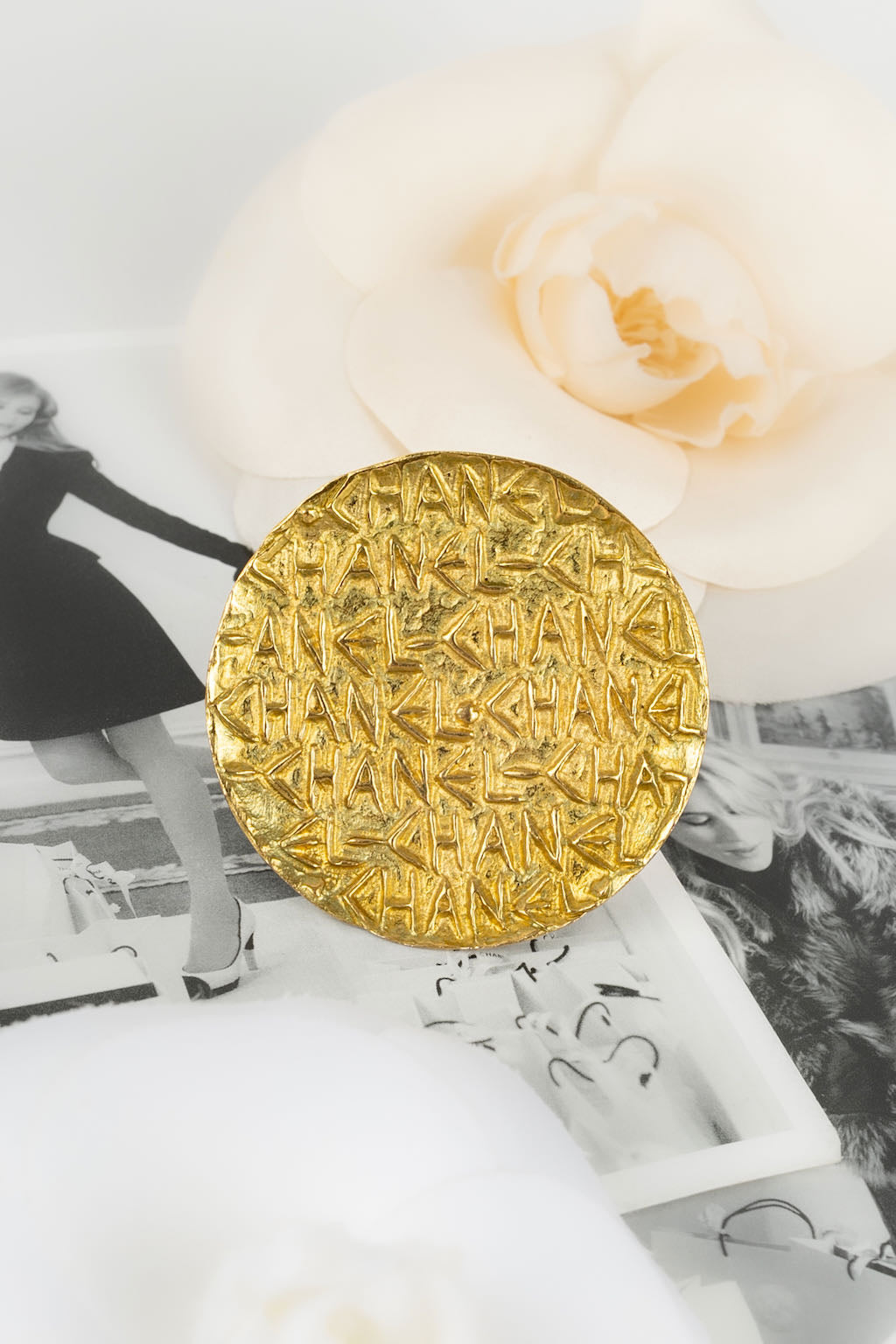Broche en m?©tal dor?© Chanel