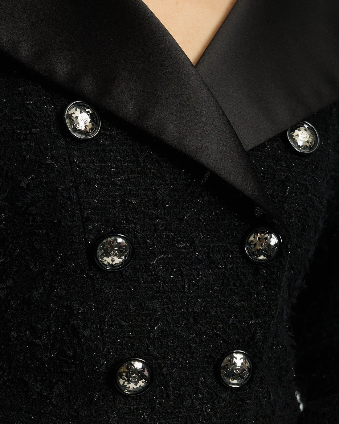 *HOT* Pearl Street Bags Chanel 19K Black Metallic Tweed Cropped Blazer with Satin Collar and Snowflake Buttons Details&nbsp; Size FR 38 (UK 10) RRP ¬£5,800