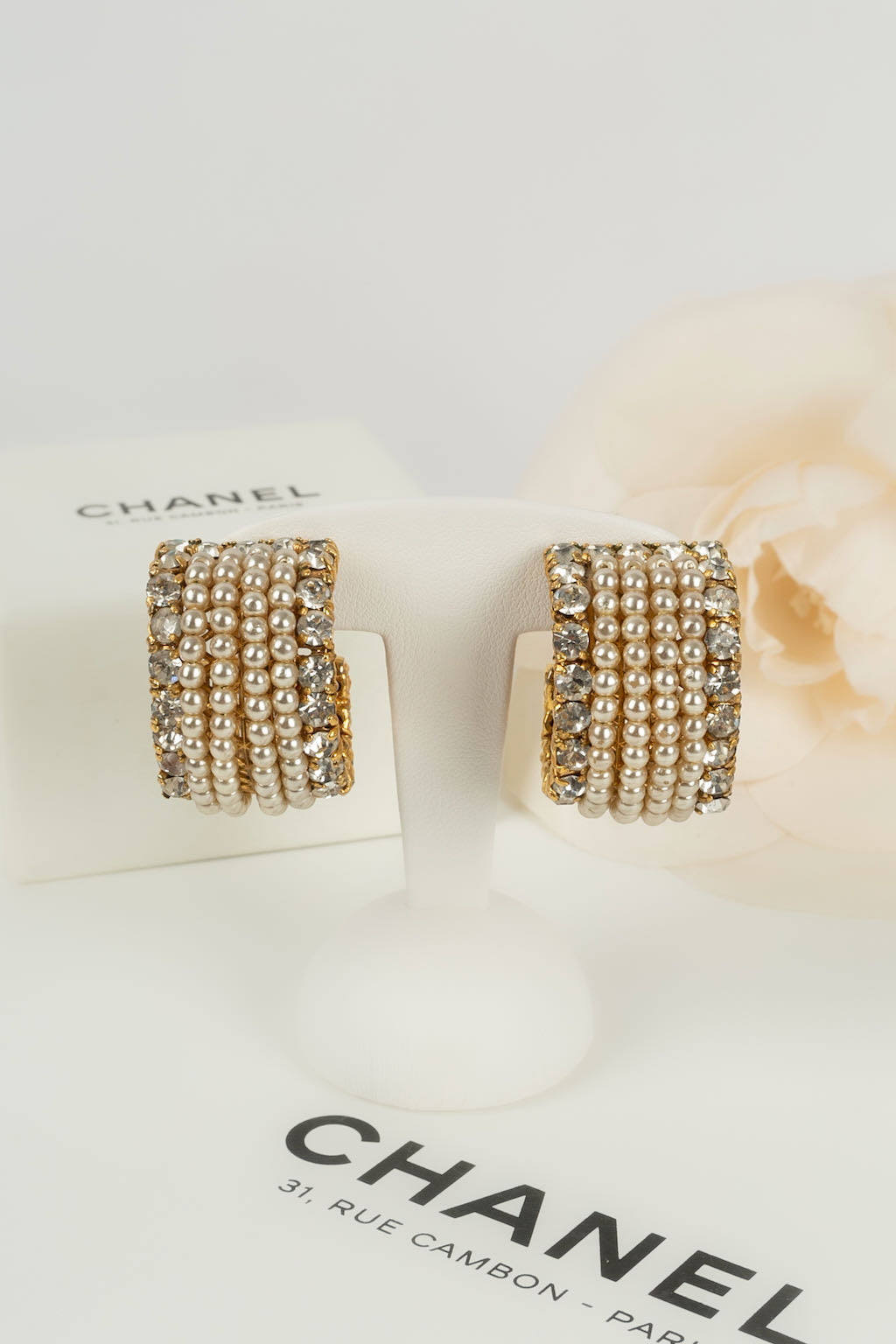 Boucles d'oreilles nacr?©es Chanel