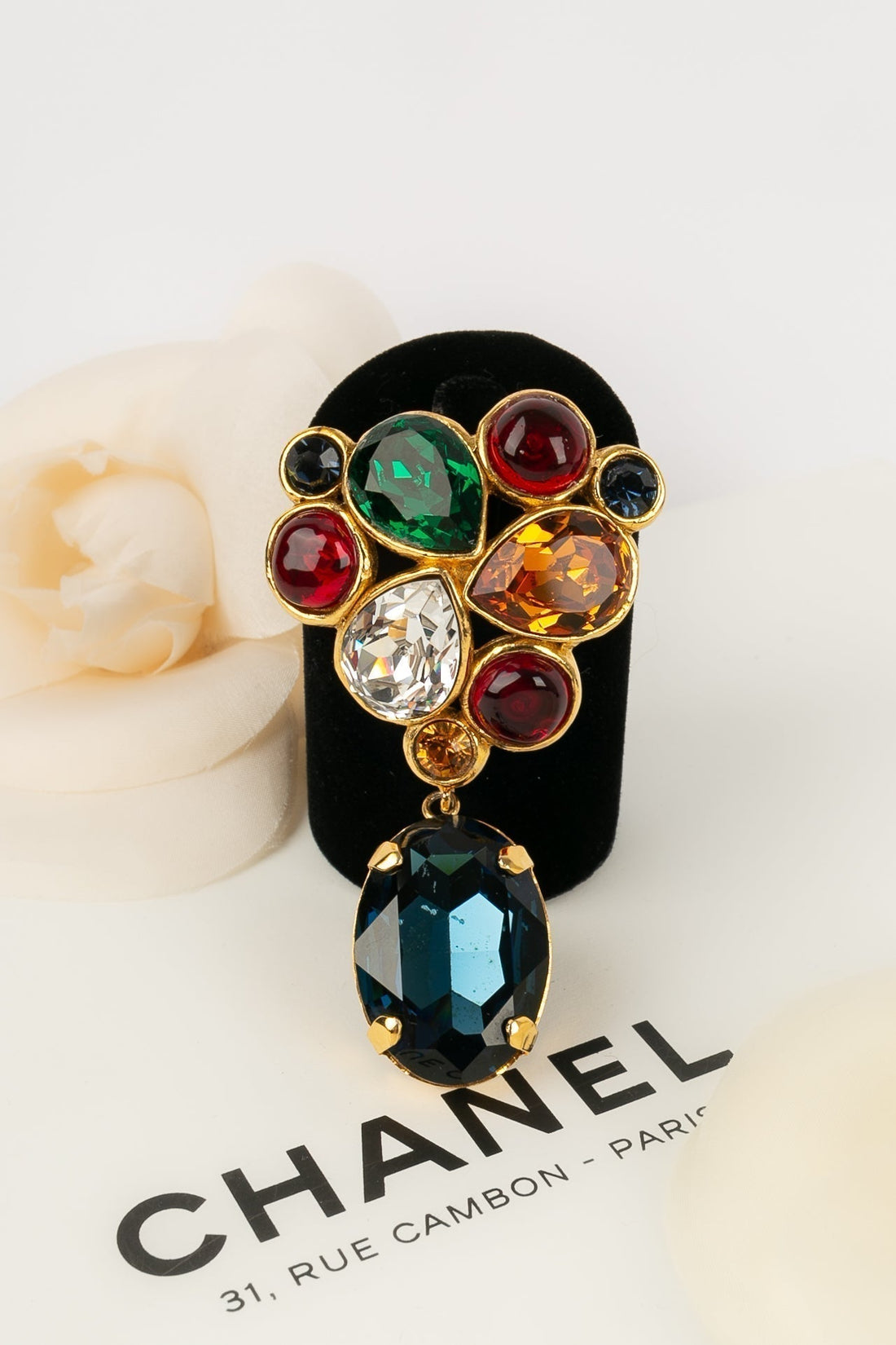 Broche strass?©e Chanel