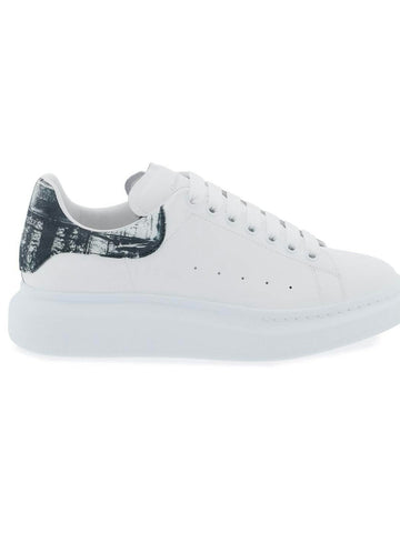 BLACK AND WHITE OVERSIZED TRAINER