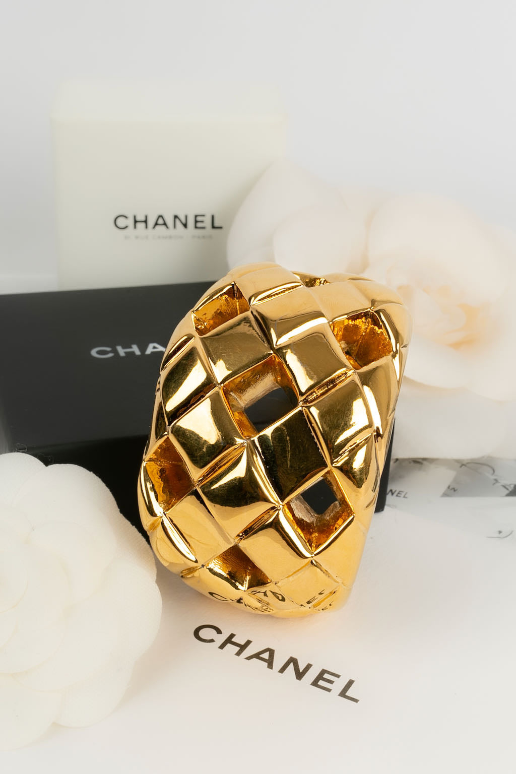 Manchette en m?©tal dor?© Chanel