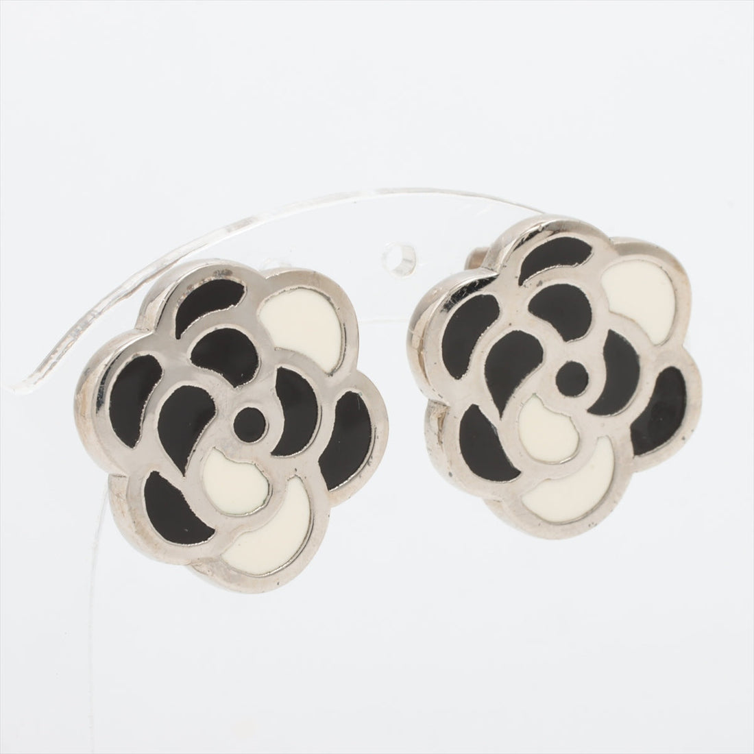 Chanel Camera 98P ear rings for both ears metal silver,