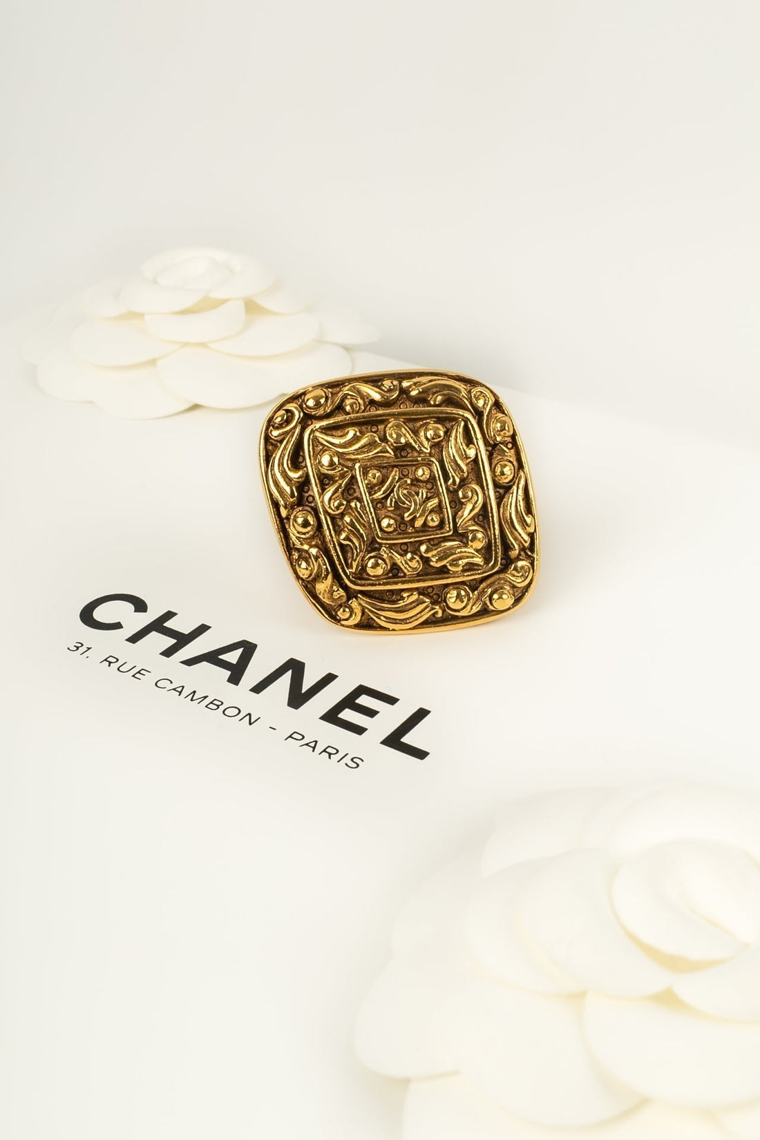 Broche dor?©e Chanel
