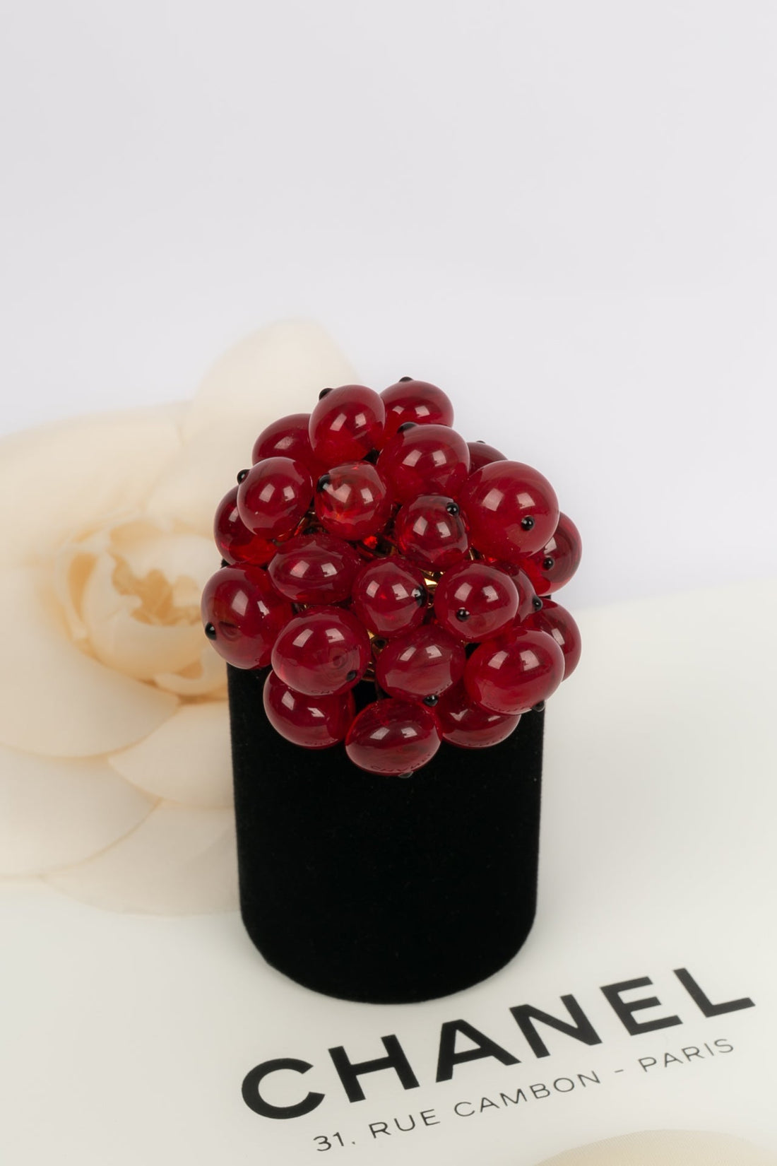 Broche en p?¢te de verre Chanel