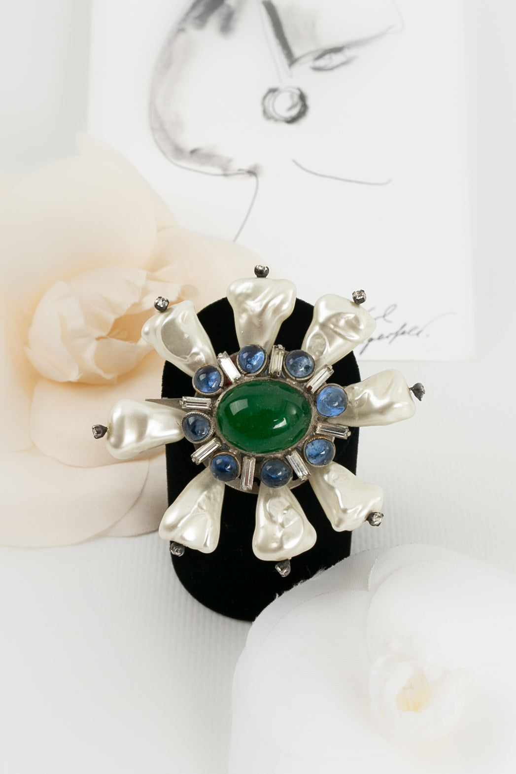 Broche ancienne en p?¢te de verre Top Quality Chanel (Attribu?©e ?)