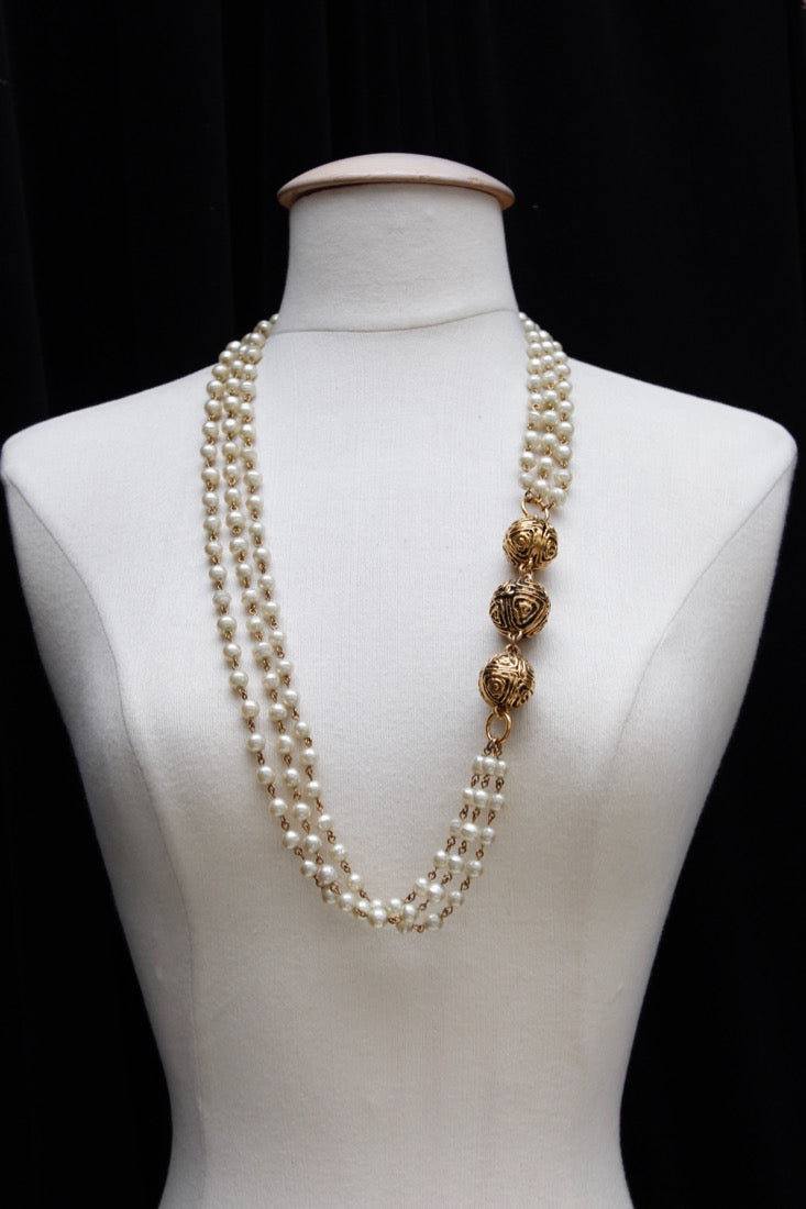 Collier de perles nacr?©es Chanel