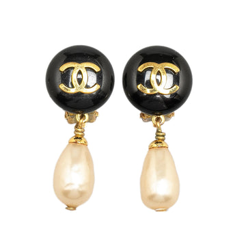 Pearl Street Bags Chanel CC Dangling Faux Pearl Clip on Earrings (SHG-xVB7Y6)
