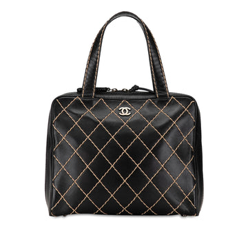 Chanel CC Wild Stitch Lambskin Handbag (SHG-19CouV)