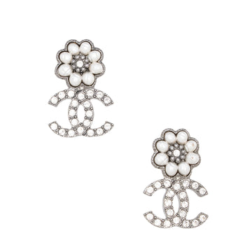 Pearl Street Bags Chanel Crystal Pearl Flower CC Drop Earrings (SHF-aiN3WM)