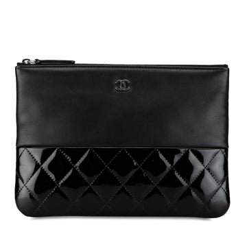 Pearl Street Bags Chanel Lambskin and Quilted Patent O Case Clutch (SHG-nuBGKM)