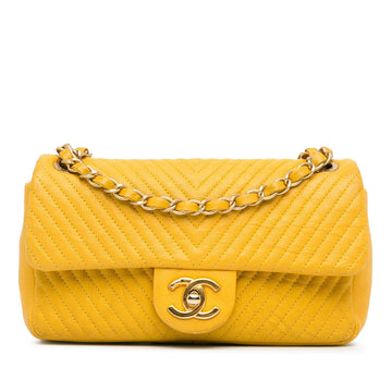 Chanel Medium Wrinkled CalBNkin Chevron Medallion Charm Surpique Flap (SHG-lFqOe2)