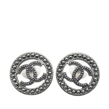 Chanel Ruthenium Pearl CC Round Push Back Earrings (SHG-Y0WMQt)