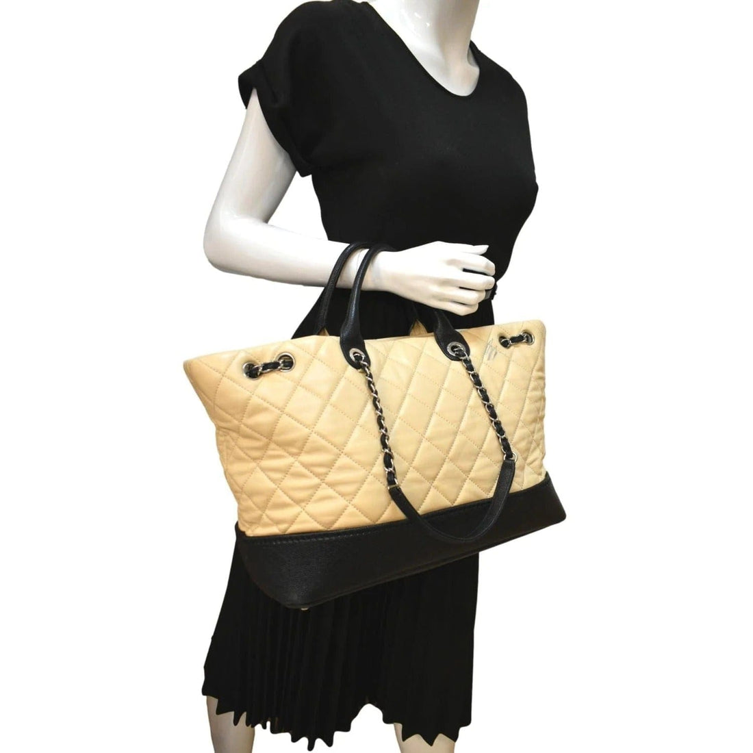 Pearl Street Bags Chanel Drawstring Large Quilted Calfskin & Caviar Shopping Tote Bag Beige
