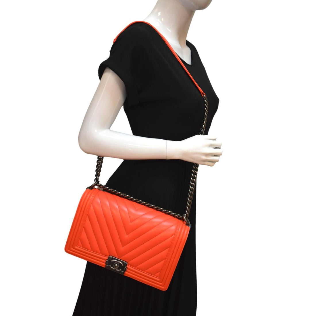 Pearl Street Bags Chanel Medium Boy Flap Chevron Quilted Calfskin Shoulder Bag Red