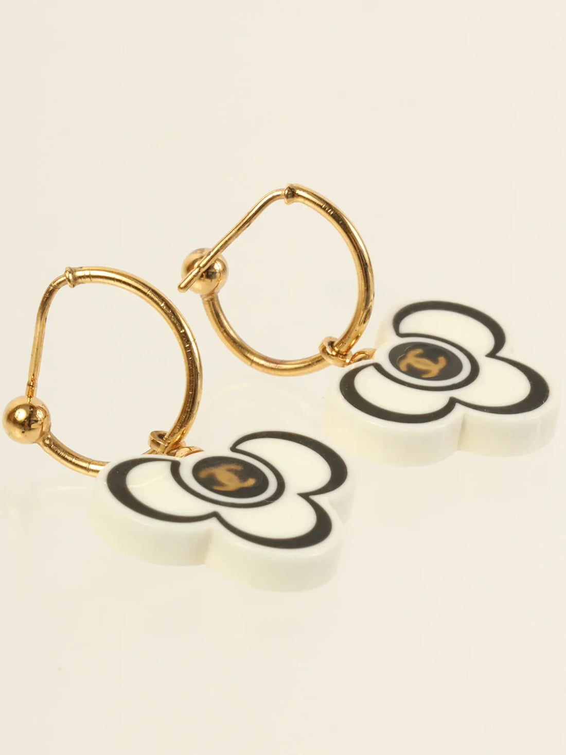 Top Quality Chanel 2002 Made Clover Motif Cc Mark Pierced Earrings Gold/White/Black