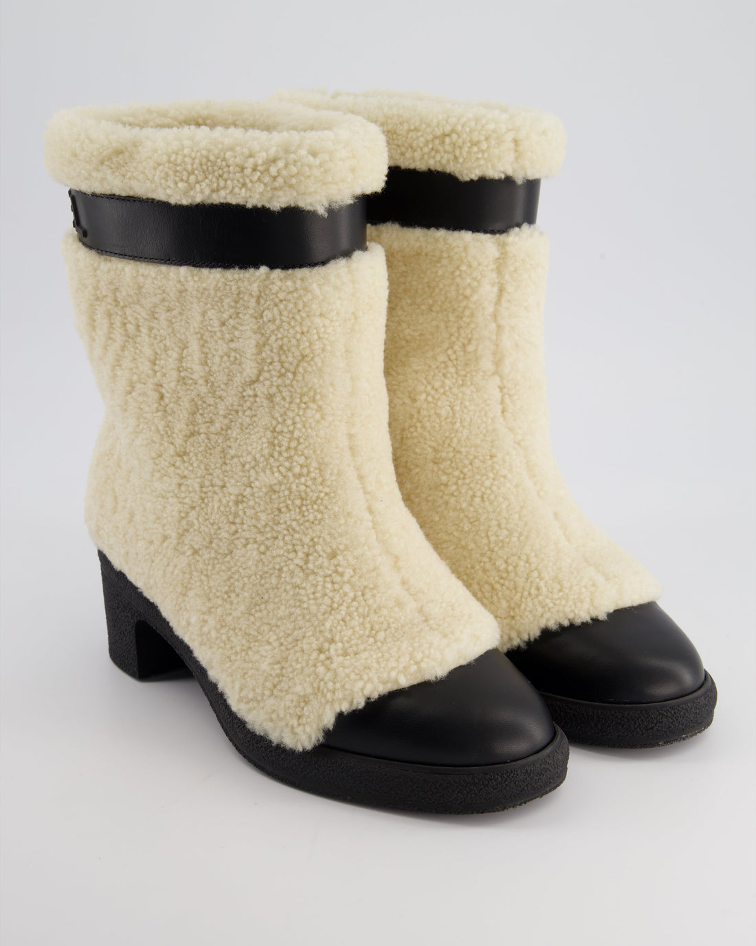 *HOT* Pearl Street Bags Chanel White Shearling and Black Leather Logo Strap and Toe Detail Size EU 38.5