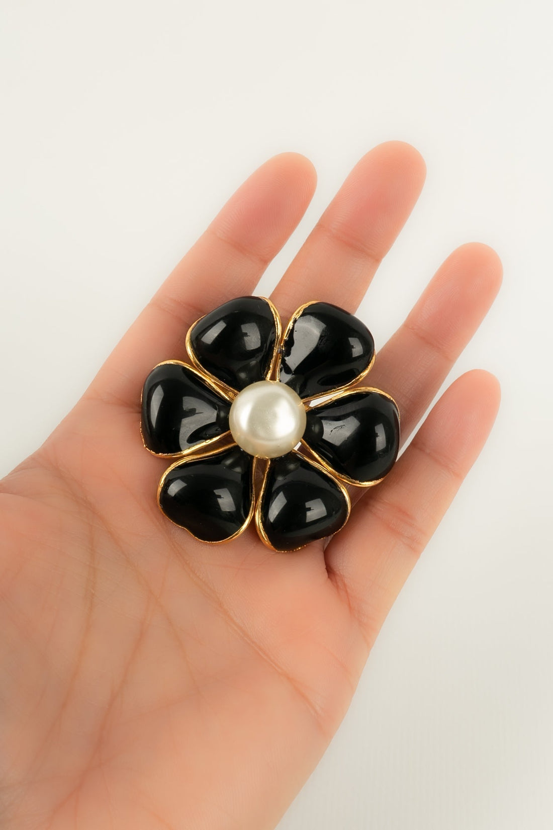 Broche cam?©lia Chanel Automne