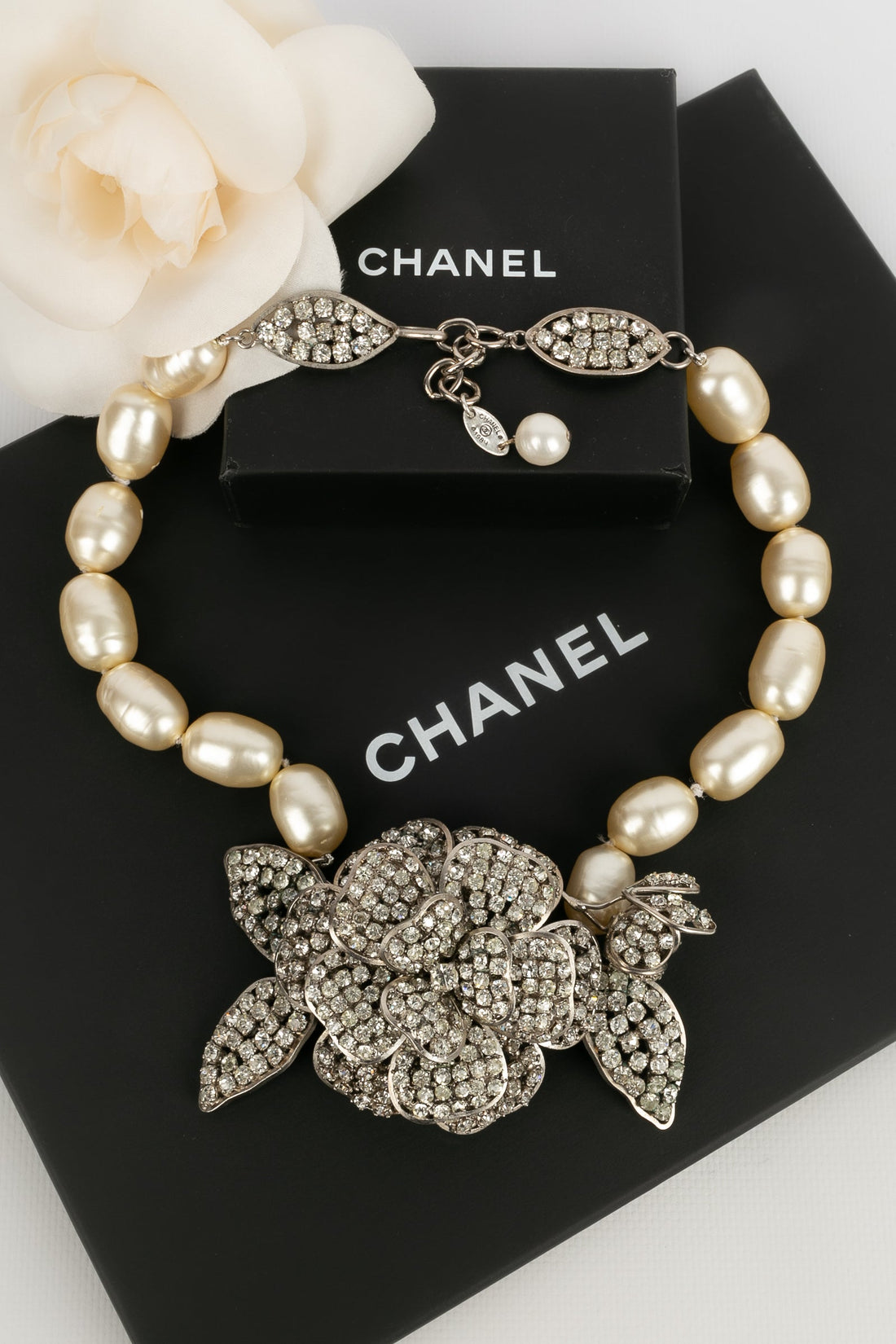 Collier cam?©lia Top Quality Chanel 1984