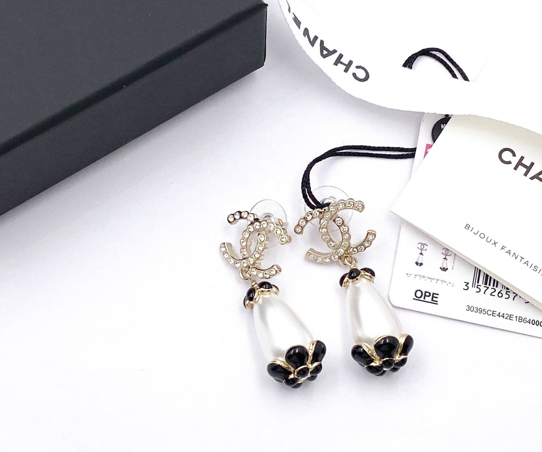 Top Quality Chanel Brand New Gold Scallop CC Black Flower Pearl Large Piercing Earrings