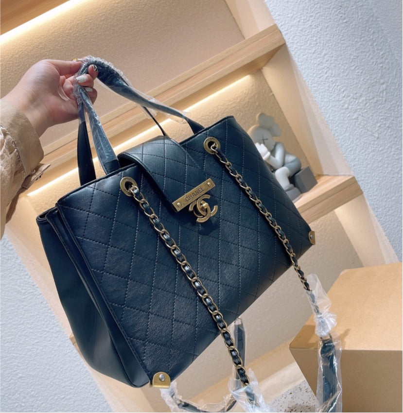Black leather  Chanel woman handbag