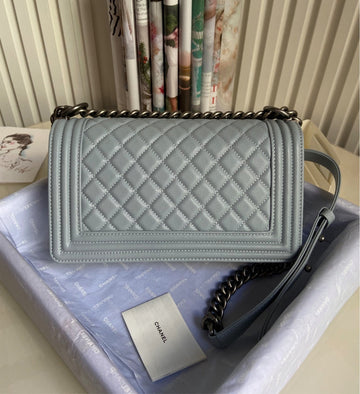 Woman  Chanel shoulder handbag