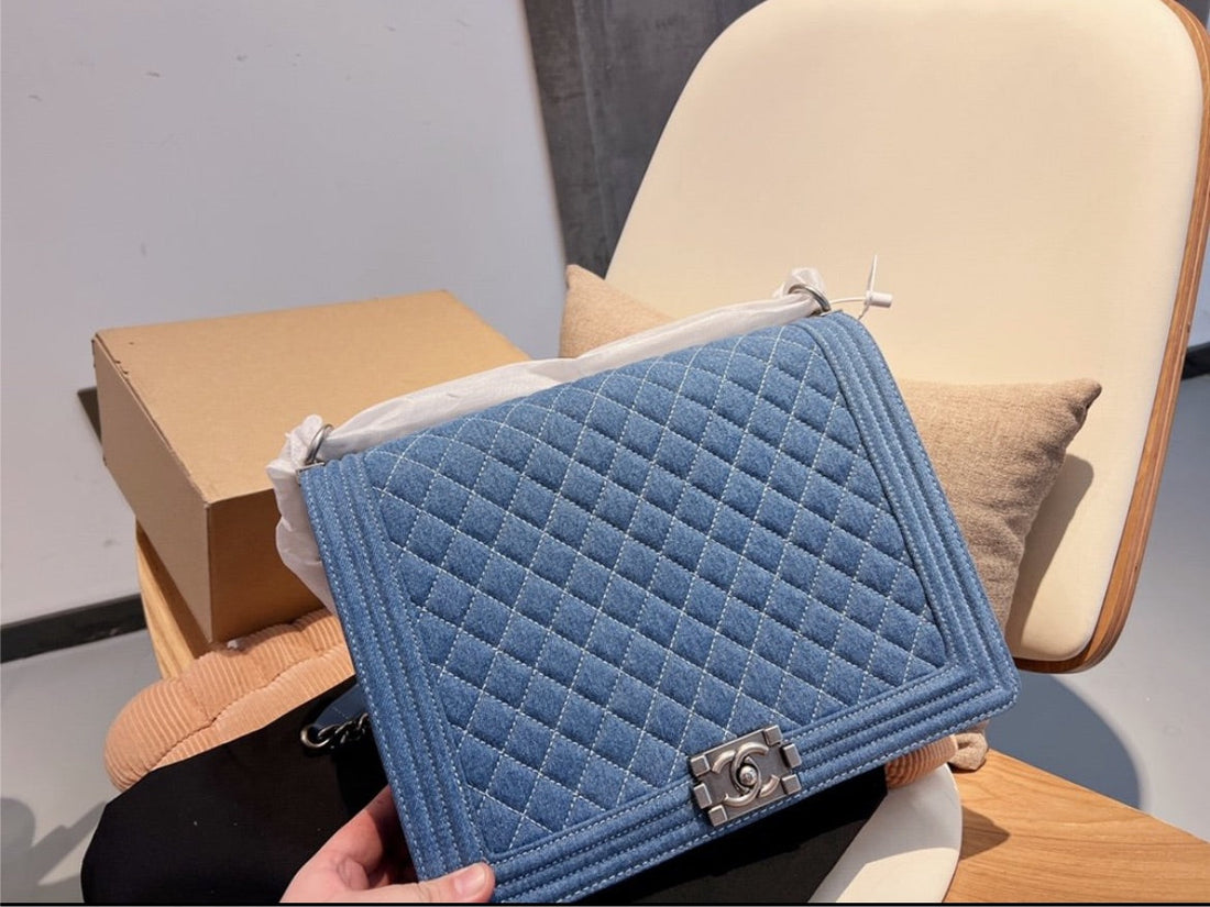 New woman  Chanel shoulder handbag