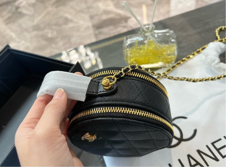 Black leather  Chanel crossbody