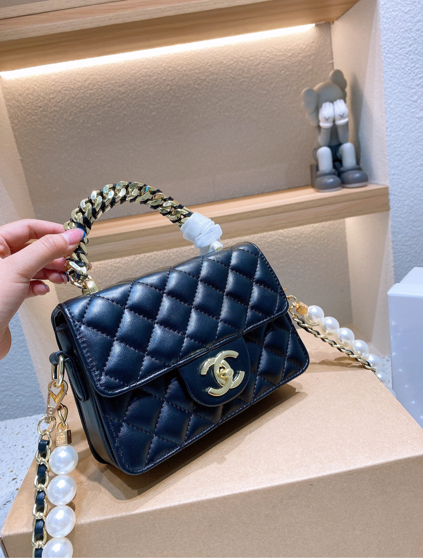 Black leather  Chanel handbag