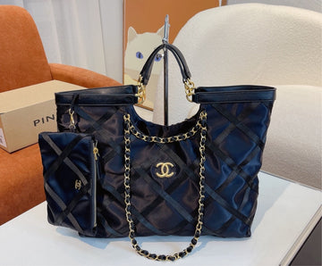 New woman  Chanel shoulder handbag