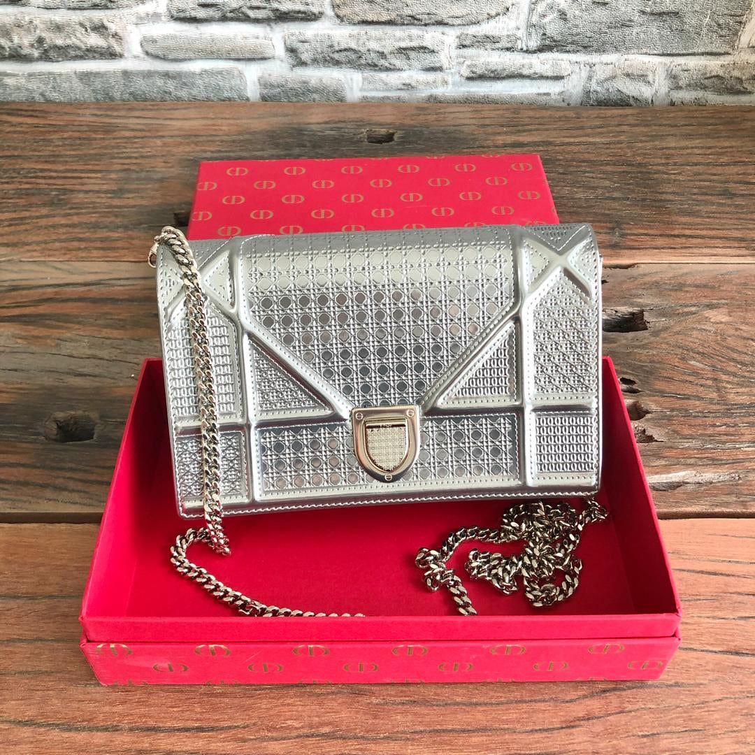 Mini Diorama in Silver Metallic CalBNkin