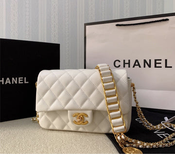 Woman  Chanel shoulder handbag
