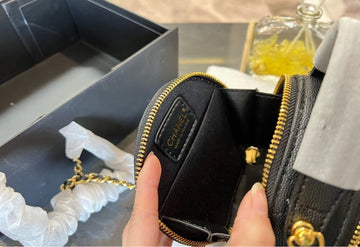Black leather  Chanel crossbody