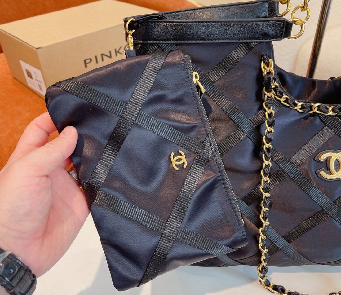 New woman  Chanel shoulder handbag