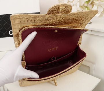 Gold  Chanel woman shoulder handbag