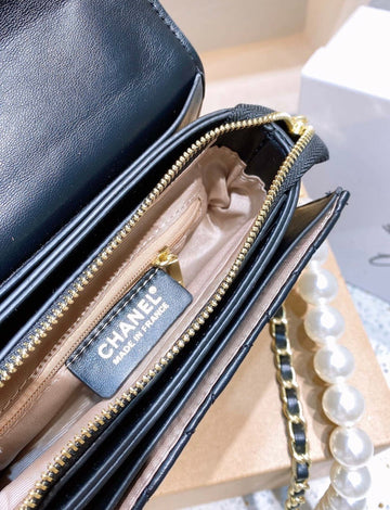 Black leather  Chanel handbag