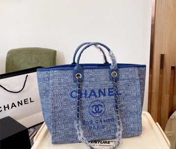 Woman new  Chanel shoulder handbag
