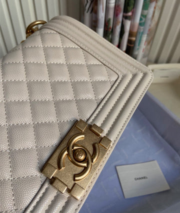 New woman  Chanel shoulder handbag