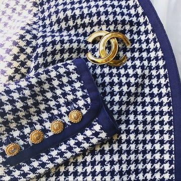 CHANEL  CC logo brooch