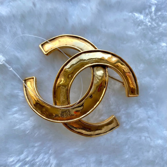 CHANEL  CC logo brooch