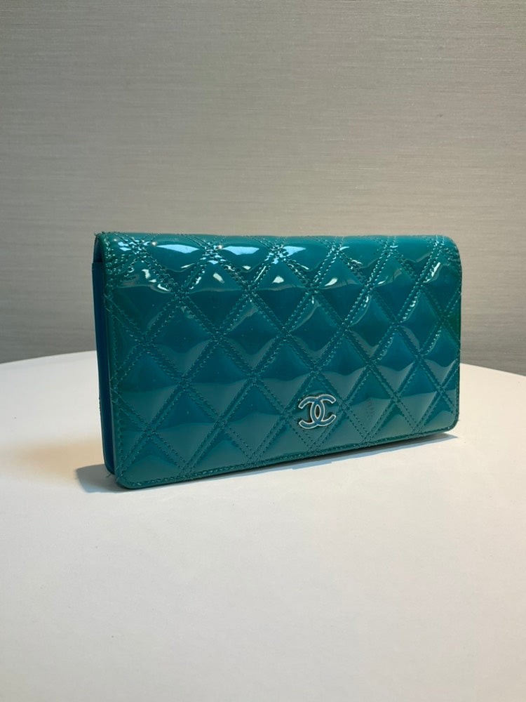 Pre-loved CHANEL Classic Quilted  Leather Turquoise Wallet