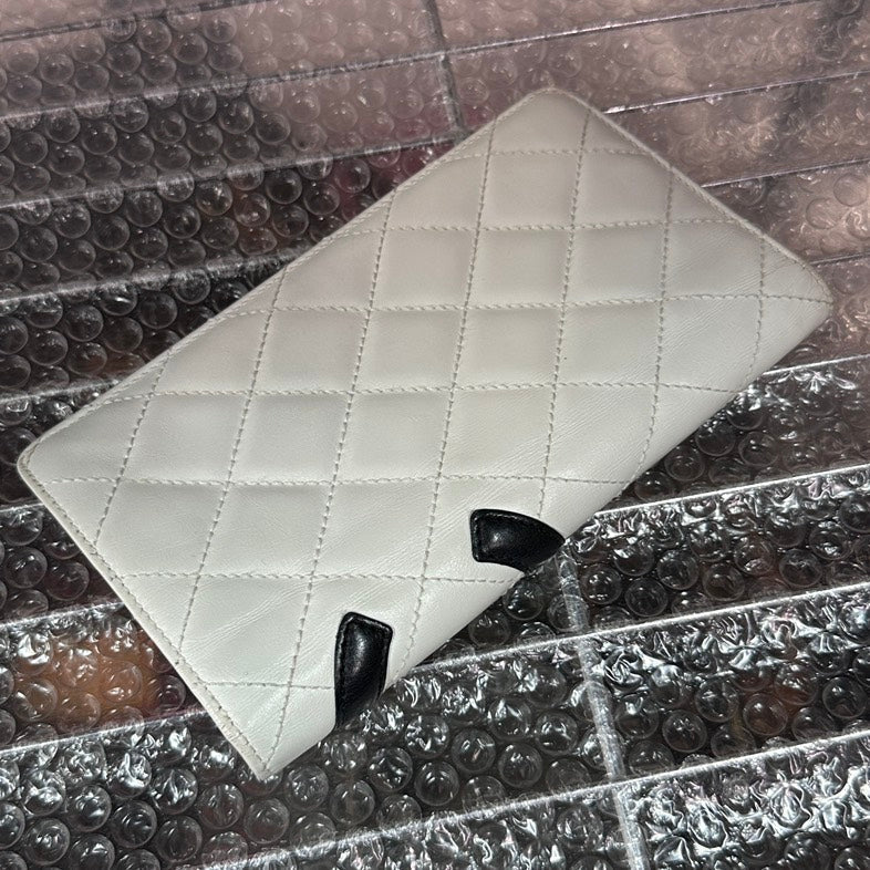 Pre-loved Chanel Wallet Black/White Quilted Leather